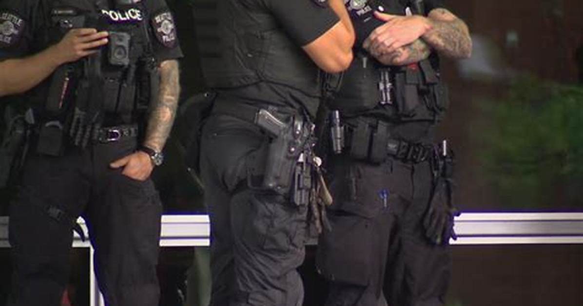 Do Cops Have Nightstick?