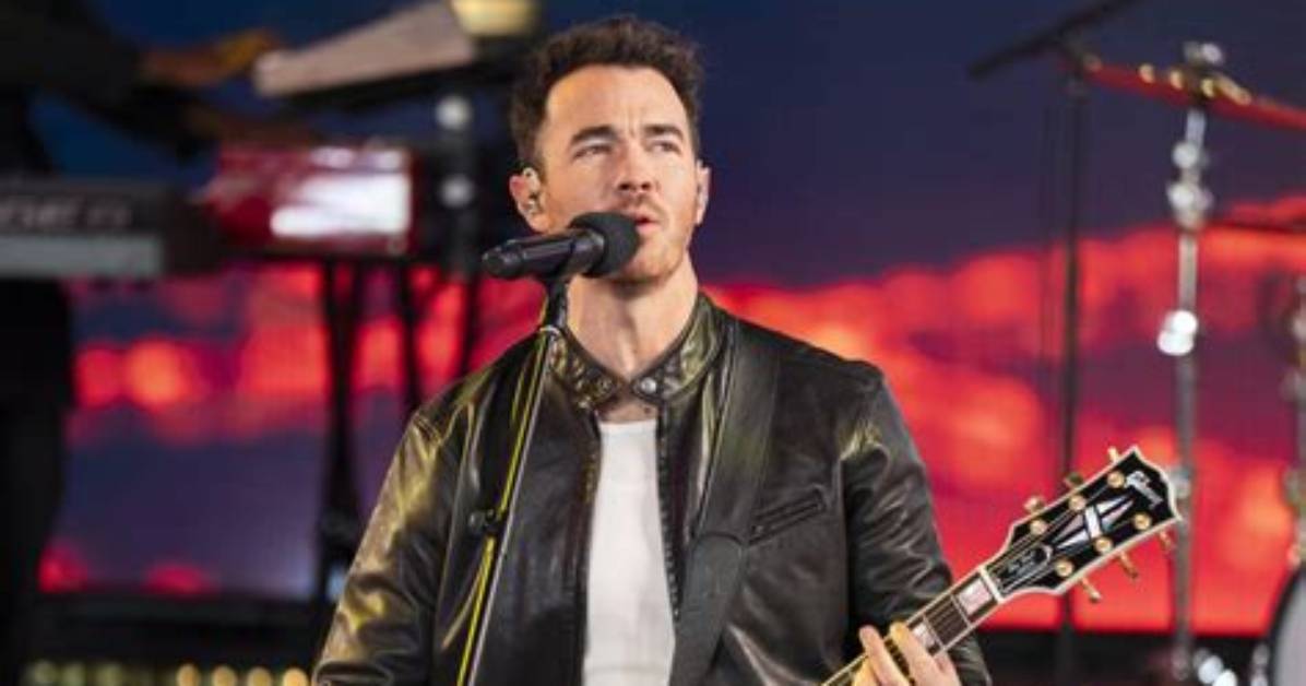 Does Kevin Jonas Sing?