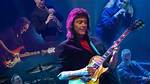 Does Steve Hackett Use a Pick?