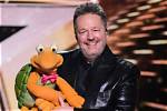 Does Terry Fator Sing?