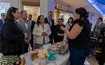 Funcionaria Del Gabinete Extiende Saludos Festivos a Los Chinos Del Ultramar