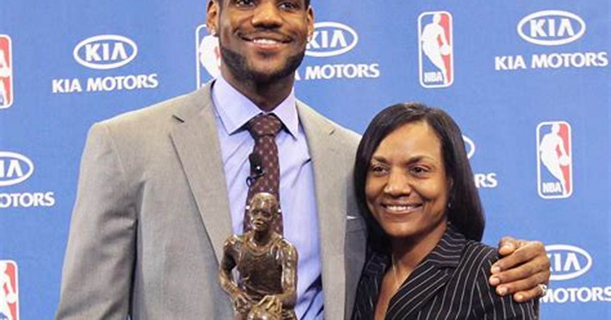 Gloria James