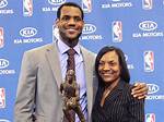 Gloria James