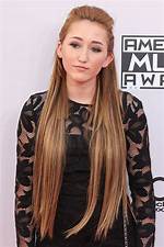 Noah Cyrus Hairstyles & Hair Colors