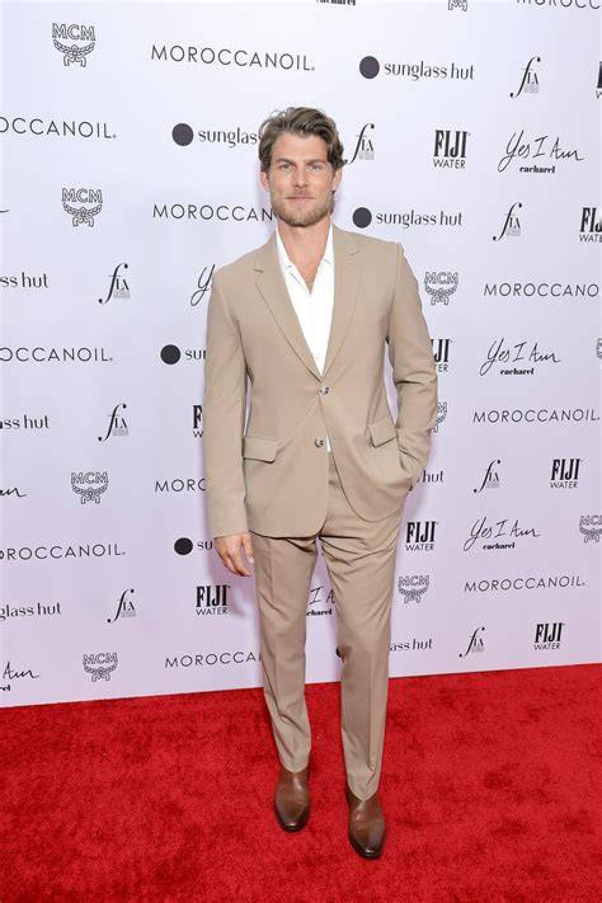 Travis Van Winkle Height