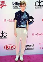 Troye Sivan Height