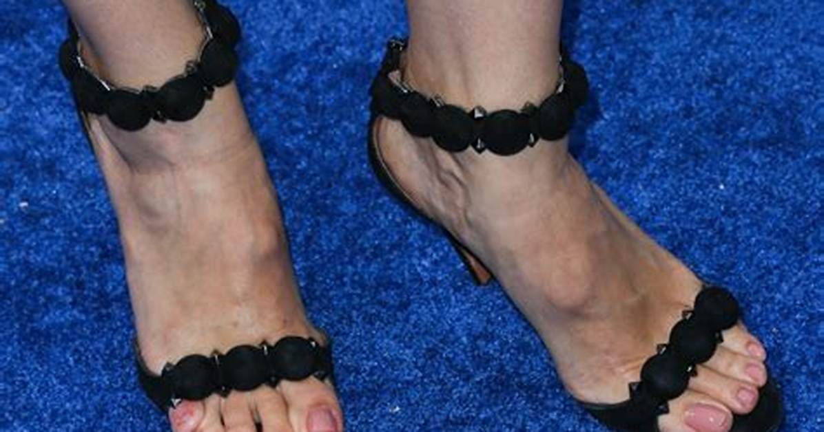 Video: Jennifer Garner Puts Socks on Feet of a Homeless Man in a Wheelchair, and Offers Him the Shoes She’s Wearing