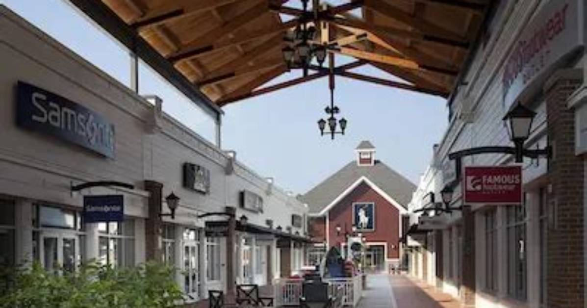 When Does Merrimack Outlets Open?